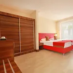 Kum Hotel Side